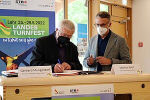 BTB-Präsident Gerhard Mengesdorf und Markus Ibert, Oberbürgermeister der Stadt Lahr, haben die gemeinsame Durchführung des Landesturnfests 2022 mit der Unterzeichnung des Ausrichtervertrags offiziell besiegelt. (Foto: BTB)