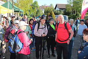 Landeswandertag 2026 in Bühl: Symbolbild Gruppen sammeln sich für Wanderungen