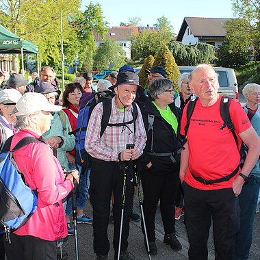 Landeswandertag 2026 in Bühl: Symbolbild Gruppen sammeln sich für Wanderungen