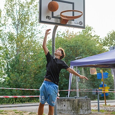 Symbolbild ein Teilnehmer spielt Basketball im Camp Breisach 2026