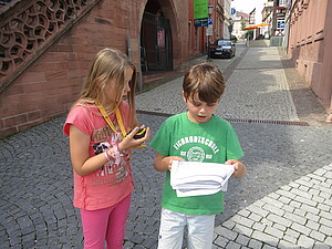 Symbolbild Kinder mache Geocaching