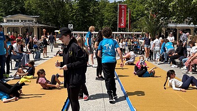 Kinder schlagen Purzelbäme