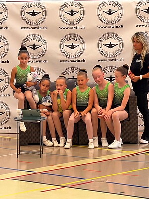 Symbolbild Aerobic Gruppe wartet in in Wartebereich nach nach Wettkampf bei den Swiss Open