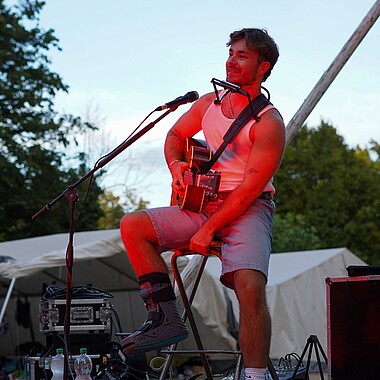 Symbolbild Julian Pförtner singt bei der Lagerfeuerromantik im Camp Breisach 2026