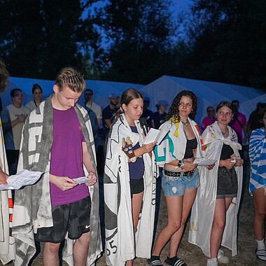 Symbolbild Teilnehmer lesen ihre wünsche für das Camp Breisach 2026 vor