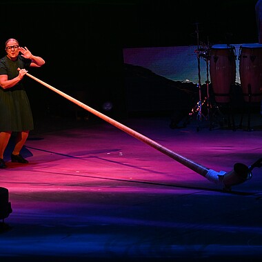 Symbolbild Rosemie beim Alphorn spielen bei Feuerwerk der Turnkunst 2026