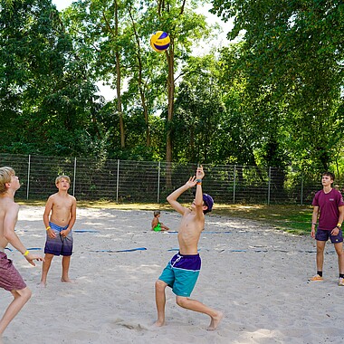 Symbolbild Teilnehmer spielen Beachvolleyball im Camp Breisach 2026