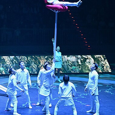 Symbolbild Akrobatik Nummer bei Feuerwerk der Turnkunst 2025