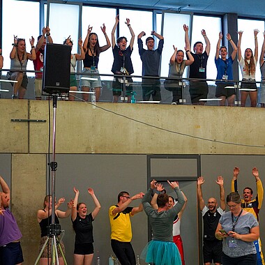 Symbolbild Betreuer freuen sich bei Championchips im Camp Breisach 2026