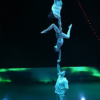 Symbolbild Akrobatik Nummer bei Feuerwerk der Turnkunst 2025