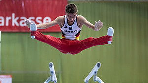 Andrei Mihai turnt Barren bei JuniorsTrophy 2025 in Cottbus 