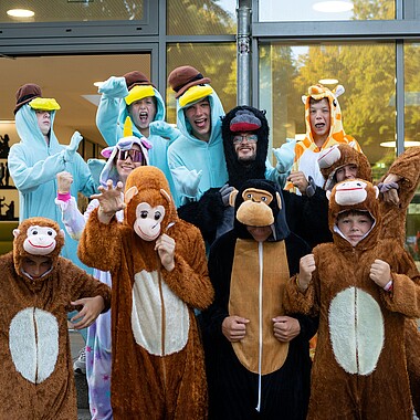 Gruppenbild Teilnehmer in Kostümen bei der GoWild Party im Camp Breisach 2026