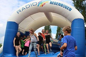 Symbolbild Radio Regenbogen Hüpfburg
