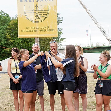 Symbolbild Teilnehmerinnen tauschen Gaushirts im Camp Breisach 2026