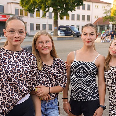 Symbolbild verkleidete Teilnehmerinnen bei der GoWild Mottoparty im Camp Breisach 2026