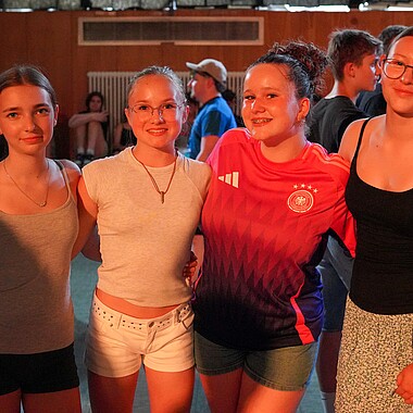 Gruppenbild Teilnehmer bei der Eröffnungsdisco im Camp Breisach 2026