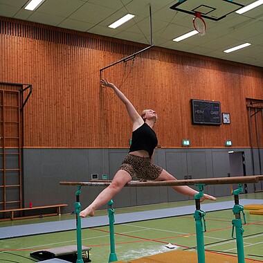 Symbolbild Turnerin turnt parallel Barren bei Championchips im Camp Breisach 2026