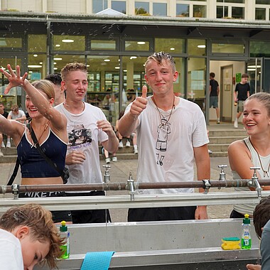 Symbolbild Teilnehmer machen sich gegenseitig nass im Camp 2026