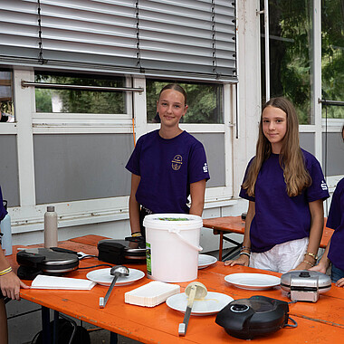Symbolbild Teilnehmer backen Waffeln beim Tag des offenen Zeltes im Camp Breisach 2026