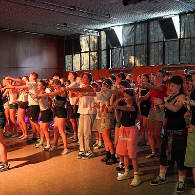 Symbolbild Teilnehmer Tanzen in der Disco im Camp Breisach 2026