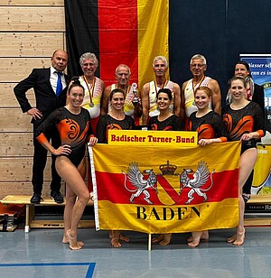 Gruppenbild zwei Mannschaften mit Kampfrichtern bei Gerätturnen Senioren Deutschland Pokal 2025