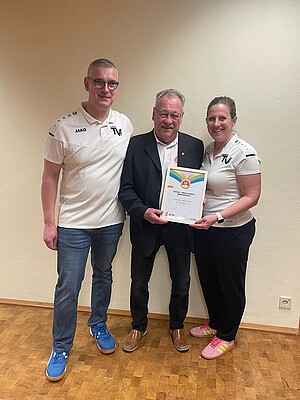 Symbolbid Frau vom TV Lauf mit Auszeichnung und dem Präsidenten des BTB Markus Benkeser und BTB Präsidiumsmitglied Thomas Stampfer
