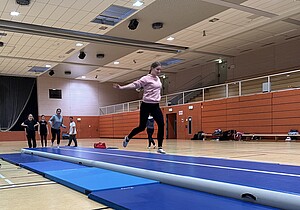 Kinder auf der Airtrack