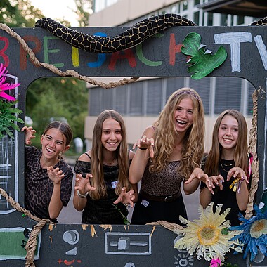 Gruppenbild Teilnehmerinnen bei der GoWild Mottoparty im Camp Breisach 2026