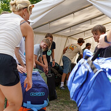Symbolbild Teilnehmer beziehen Zelte in Camp Breisach 2026