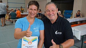 Symbolbild Frau vom TV Friedrichsfeld mit Auszeichnung uns Präsidiumsmitglied Dirk-Michael Scholl