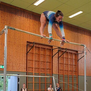 Symbolbild Teilnehmerin turnt Stufenbarren bei Championchips im Camp Breisach 2026