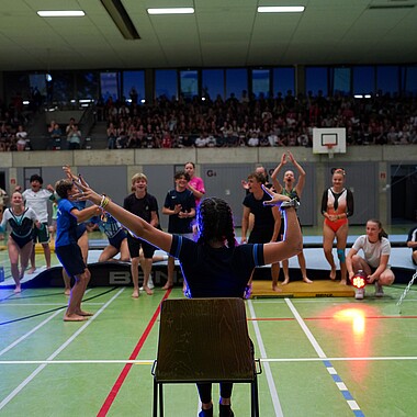 Symbolbild Teilnehmerin freut sich weil sie das Gerät gewonnen hat bei Championship im Camp Breisach 2026
