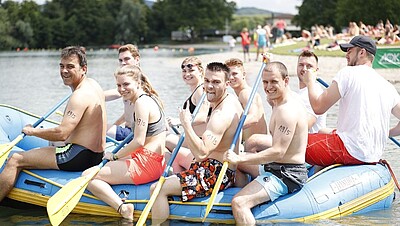 Symbolbild Teilnehmer paddeln in Schlauchboot beim Besonderen Wettbewerb beim Landesturnfest 2018 in Weinheim