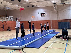 Kinder auf der Airtrack