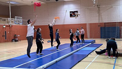 Kinder auf der Airtrack