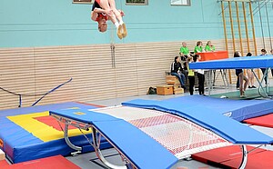 Symbolbild Mann turnt Minitrampolin