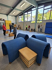 Station in der Turnhalle mit Kästen und Matten