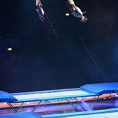 Symbolbild Trampolin Akrobatik bei Feuerwerk der Turnkunst 2025