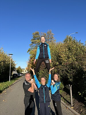 Hannah Flamm mit Trainern und Betreuern