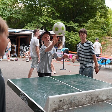 Symbolbild Teilnehmer spielen Tischfußball im Camp Breisach 2026