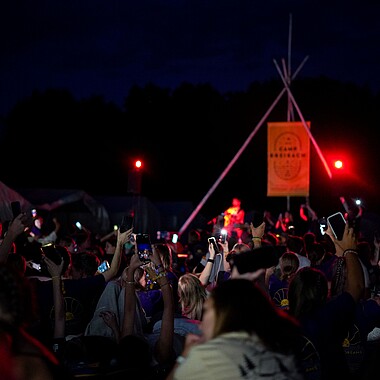 Symbolbild Teilnehmer schwingen ihre Handytaschenlampen während der Lagerfeuerromantik im Camp Breisach 2026