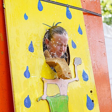 Symbolbild Betreuerin in der Betreuer Dusche am Tag des offenen Zeltes im Camp Breisach 2026