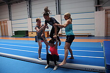 Kinder führen beim RegioTÜF auf der AirTrack eine Übung aus.