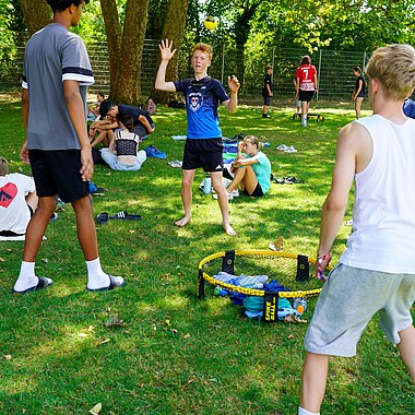 Symbolbild Teilnehmer spielen Spikeball im Camp Breisach 2026