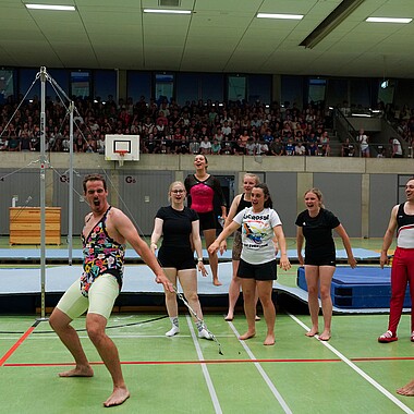 Symbolbild Betreuer freuen sich bei Championship im Camp Breisach 2026