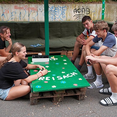 Symbolbild Teilnehmer spielen Karten im Camp Breisach 2026