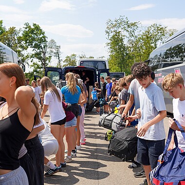 Symbolbild Teilis beim Ausladen des Buses bei der Anreise im Camp Breisach 2026