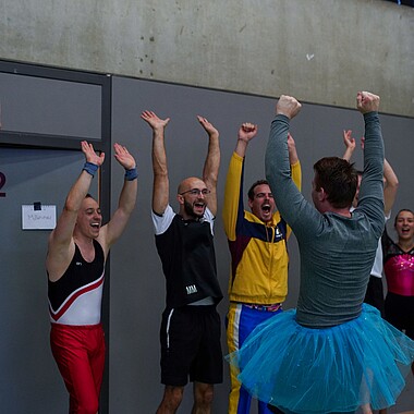 Symbolbild Betreuer freuen sich bei Championchips im Camp Breisach 2026