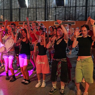 Symbolbild Teilnehmer Tanzen in der Disco im Camp Breisach 2026