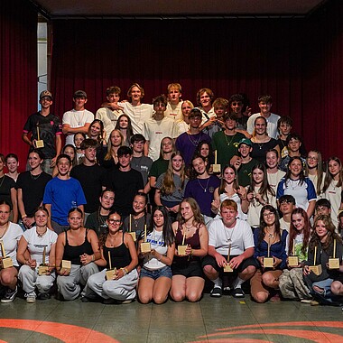 Gruppenbild alle Teilnehmer die zum vierten oder fünften Jahr dabei waren mit ihren Hammer und Pokalen bei Teilis on Stage im Camp Breisach 2026